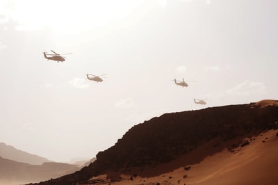 白天四架直升机在山上
